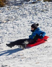 Imagen secundaria 2 - La pista del Río, este domingo. Y Aarón, lanzándose con su trineo. 