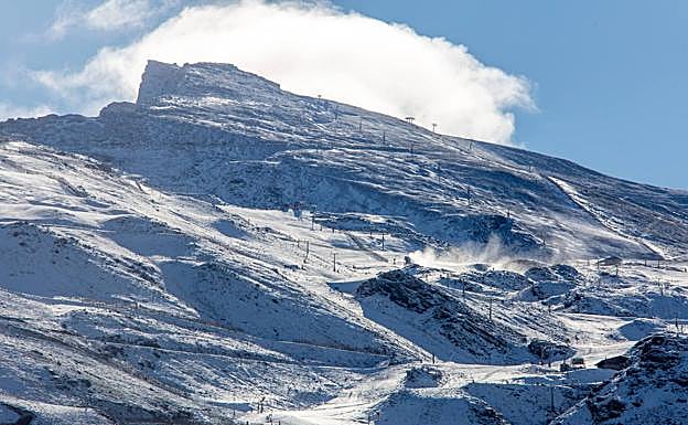 Imagen principal - La pista del Río, este domingo. Y Aarón, lanzándose con su trineo. 