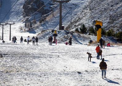 Imagen secundaria 1 - La pista del Río, este domingo. Y Aarón, lanzándose con su trineo. 