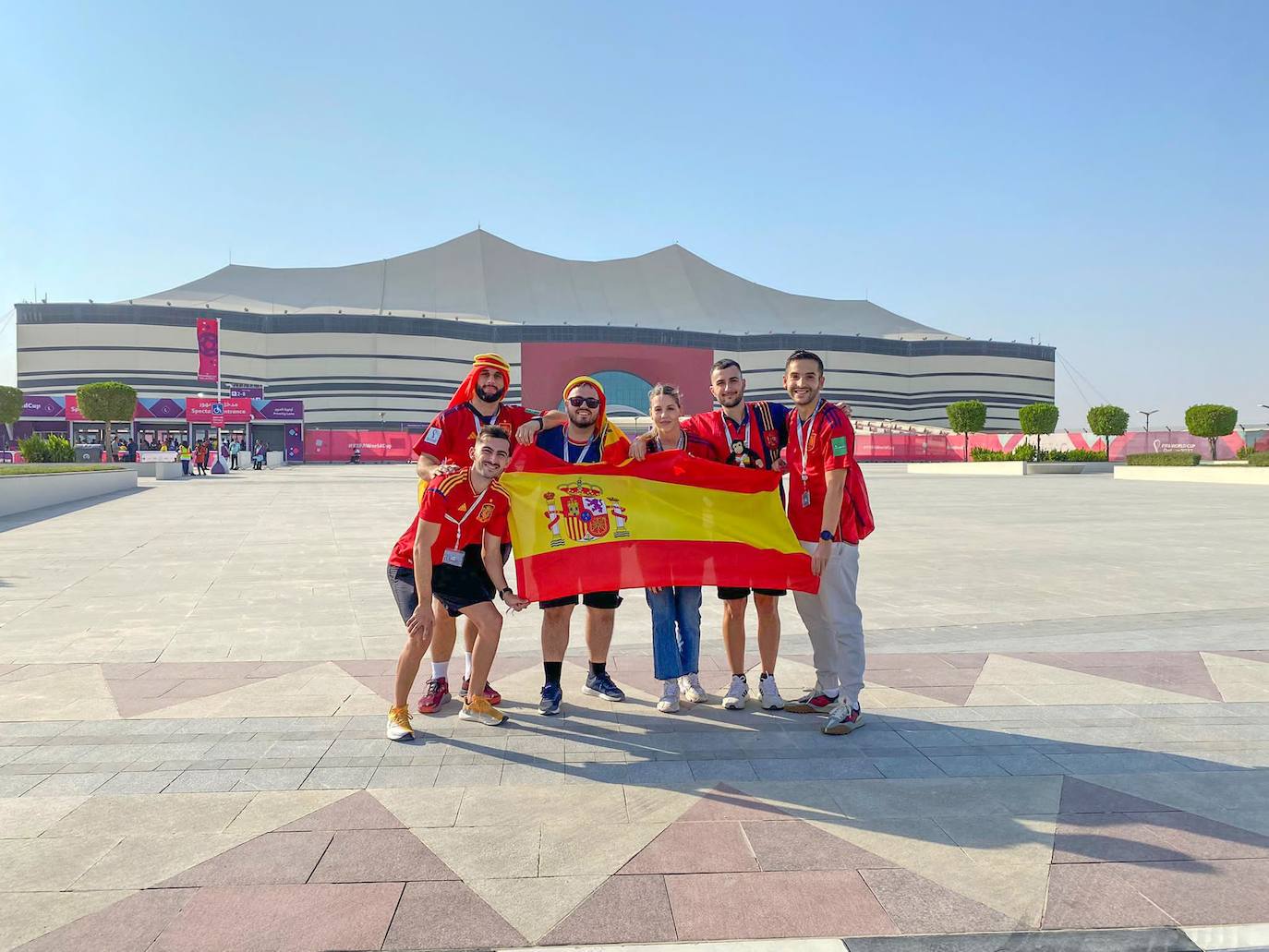 Los cinco granadinos en Qatar, en los alrededores del estadio de Doha. 