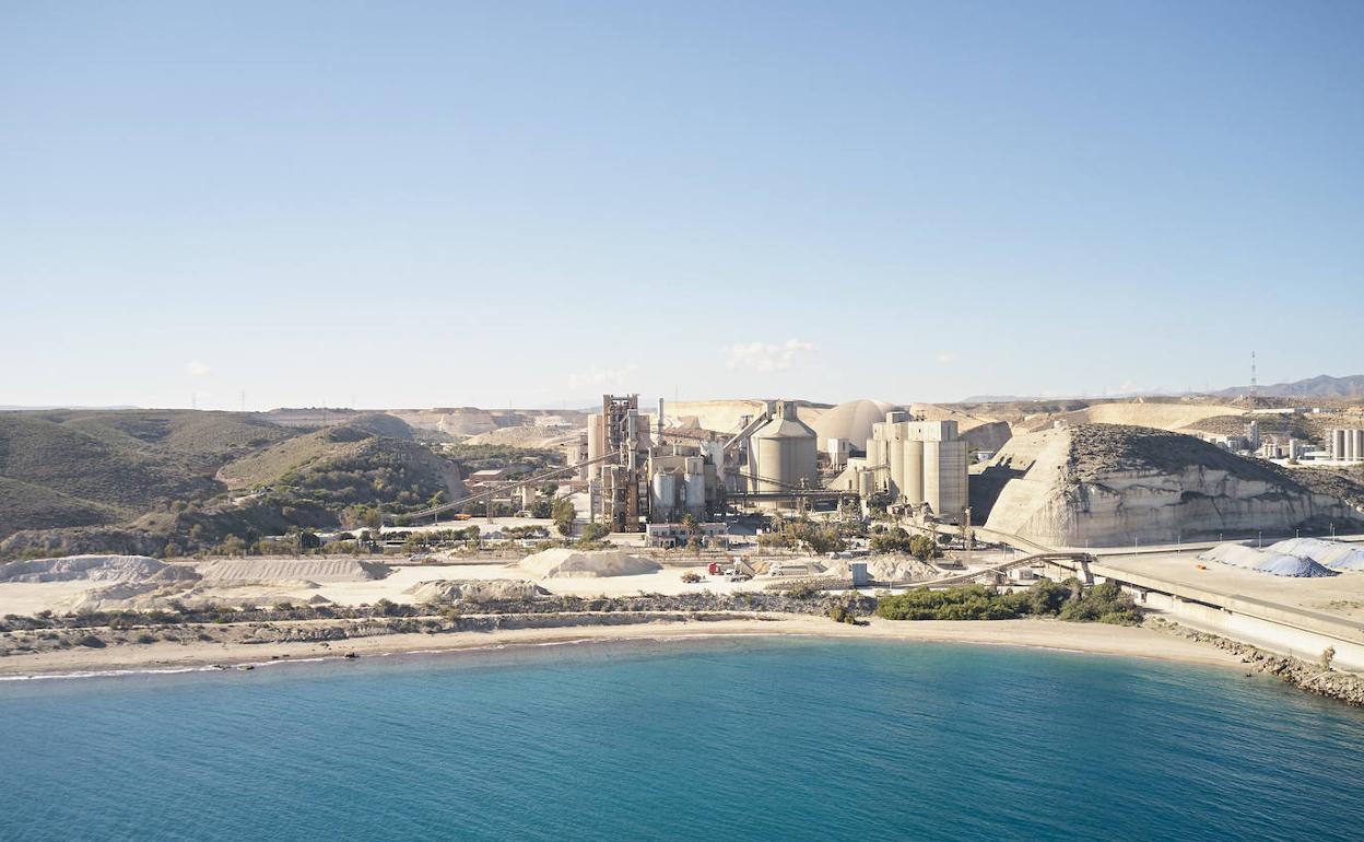 Vista panorámica de la fábrica de cemento de LafargeHolcim España en el municipio de Carboneras, que pronto contará con una planta fotovoltaica. 