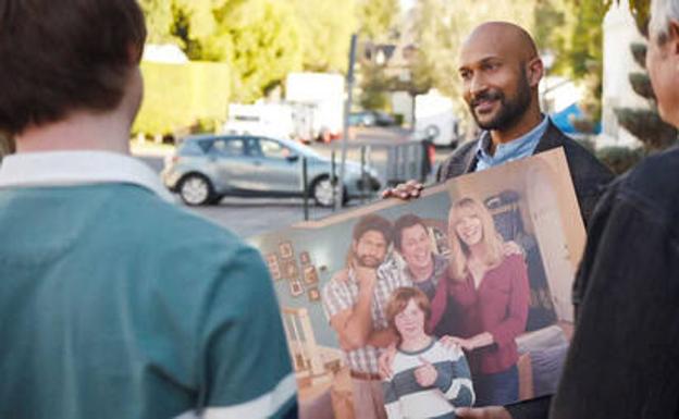 Keegan-Michael Key en 'Reboot', sosteniendo su vergonzoso pasad