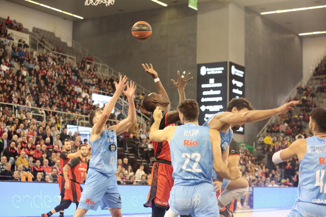 'Petit' Niang (centro) pelea por un balón entre varios defensores del Río Breogán. 
