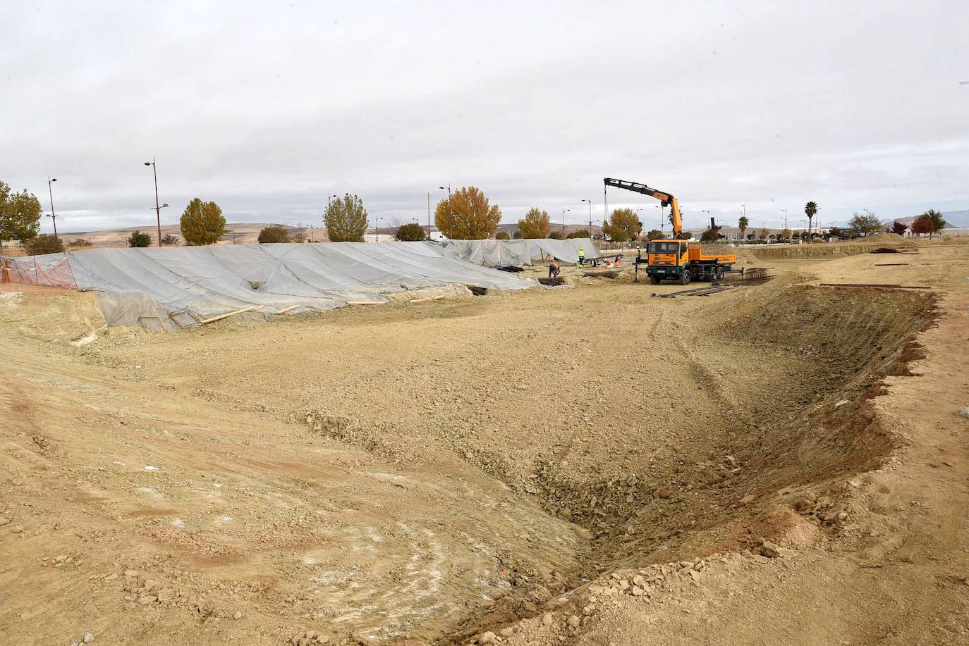 Imagen secundaria 2 - Los representantes institucionales en la visita a las obras de los primeros edificios en Escúzar, este lunes. 