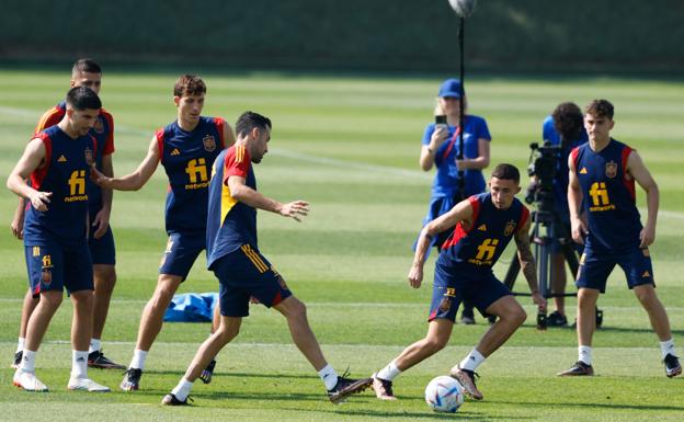 Busquets, en el centro, en uno de los últimos entrenamientos de la selección en Doha. 