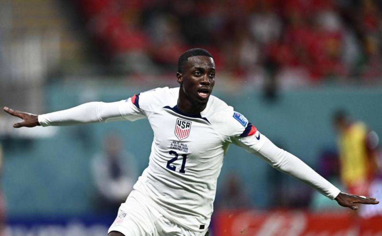 Timothy Weah celebra su gol a Gales.