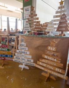 Imagen secundaria 2 - Los alumnos trabajan la madera reciclada con mimo para ofrecer lso adornos navideños.