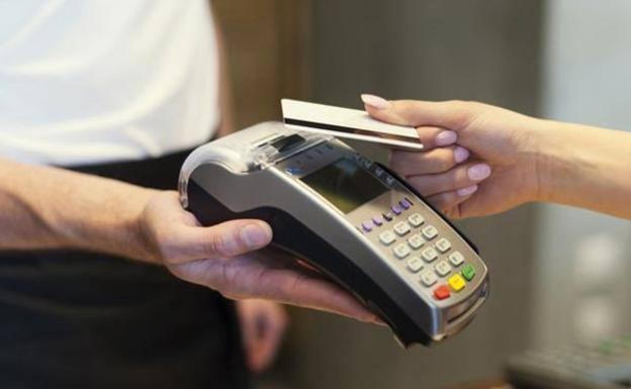 Aviso de CaixaBank sobre los peligros al pagar con tarjeta.