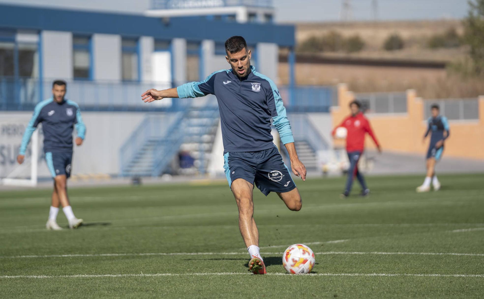 El exrojiblanco Fede Vico golpea un balón en un entrenamiento con el Leganés esta semana. 