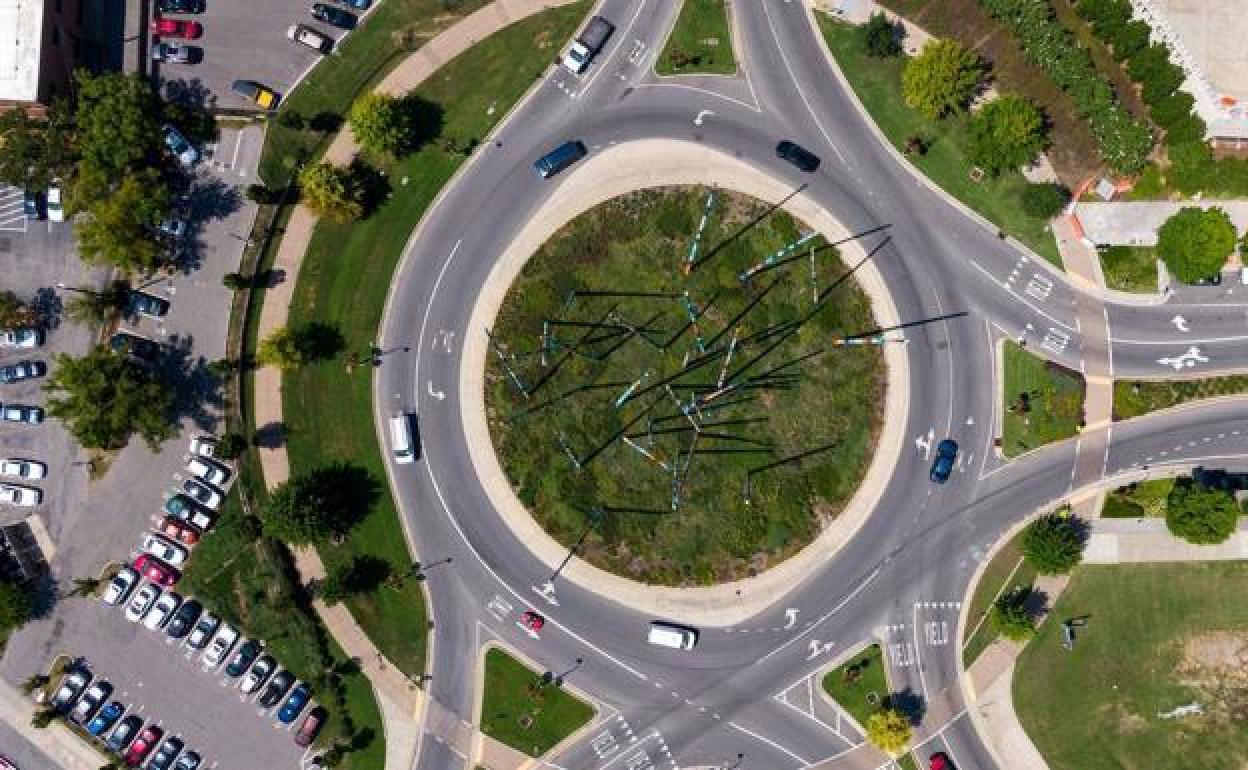 La Guardia Civil aclara cómo hay que circular por las rotondas.