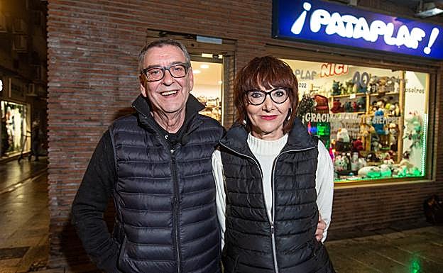 Imagen principal - Manuel, Elo y los granadinos se despiden de 'Pataplaf'.