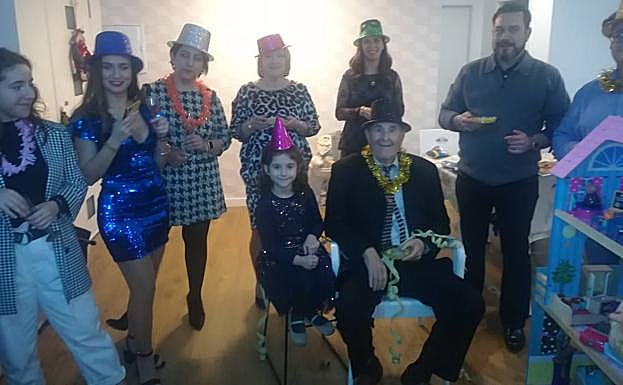 Pepe, en el centro, con una familia de Churriana, con la que pasó la Nochevieja en 2019. 