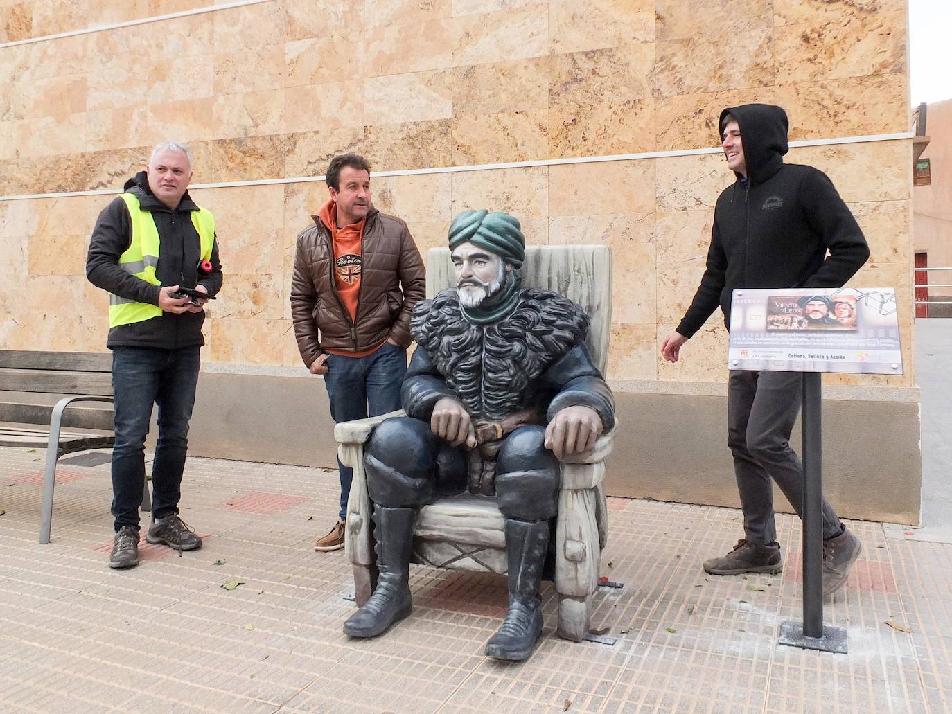 Las nuevas estatuas dedicadas al cine que decoran las calles de la Calahorra como reclamo turístico