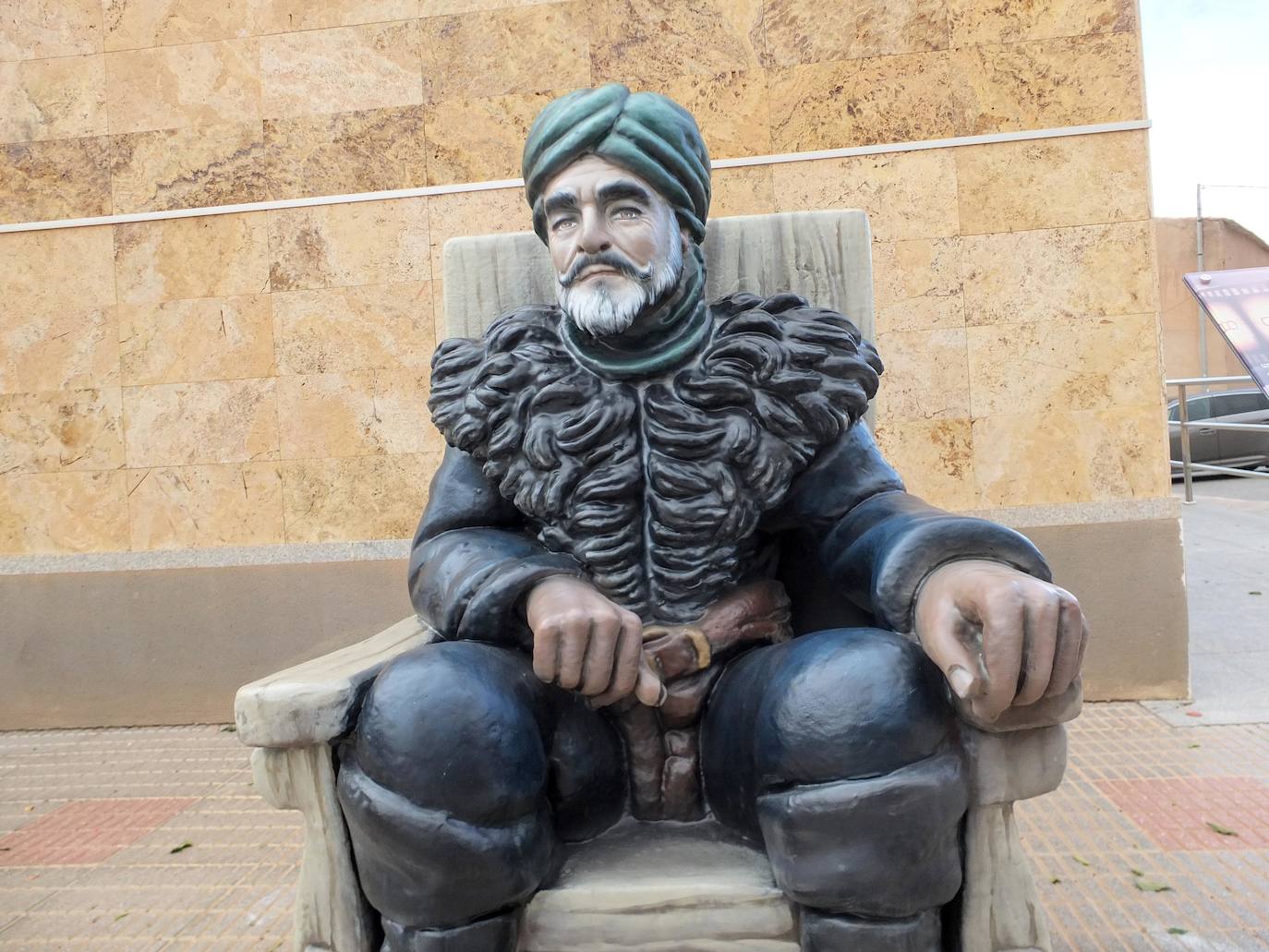 Las nuevas estatuas dedicadas al cine que decoran las calles de la Calahorra como reclamo turístico