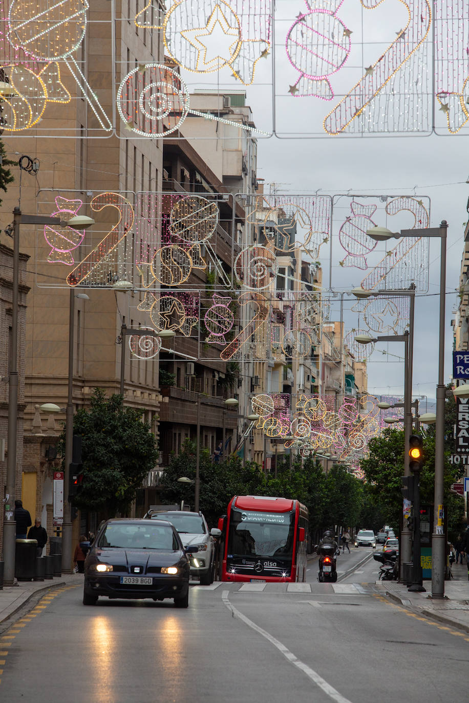 Aunque el alumbrado oficial se espera para el 2 de diciembre, Granada ya luce los adornos que en breve se encenderán para iluminar la ciudad en esta época festiva