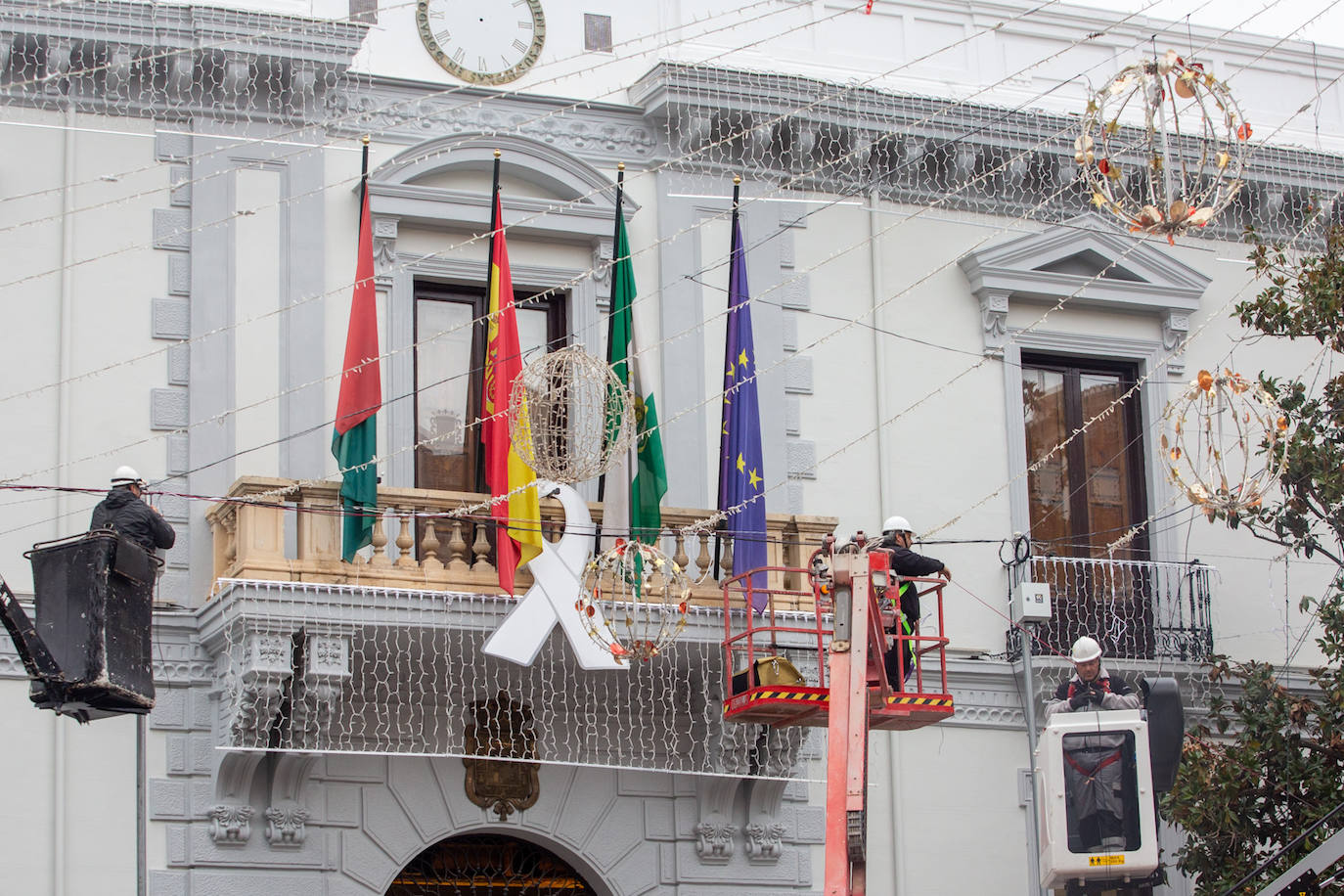 Aunque el alumbrado oficial se espera para el 2 de diciembre, Granada ya luce los adornos que en breve se encenderán para iluminar la ciudad en esta época festiva