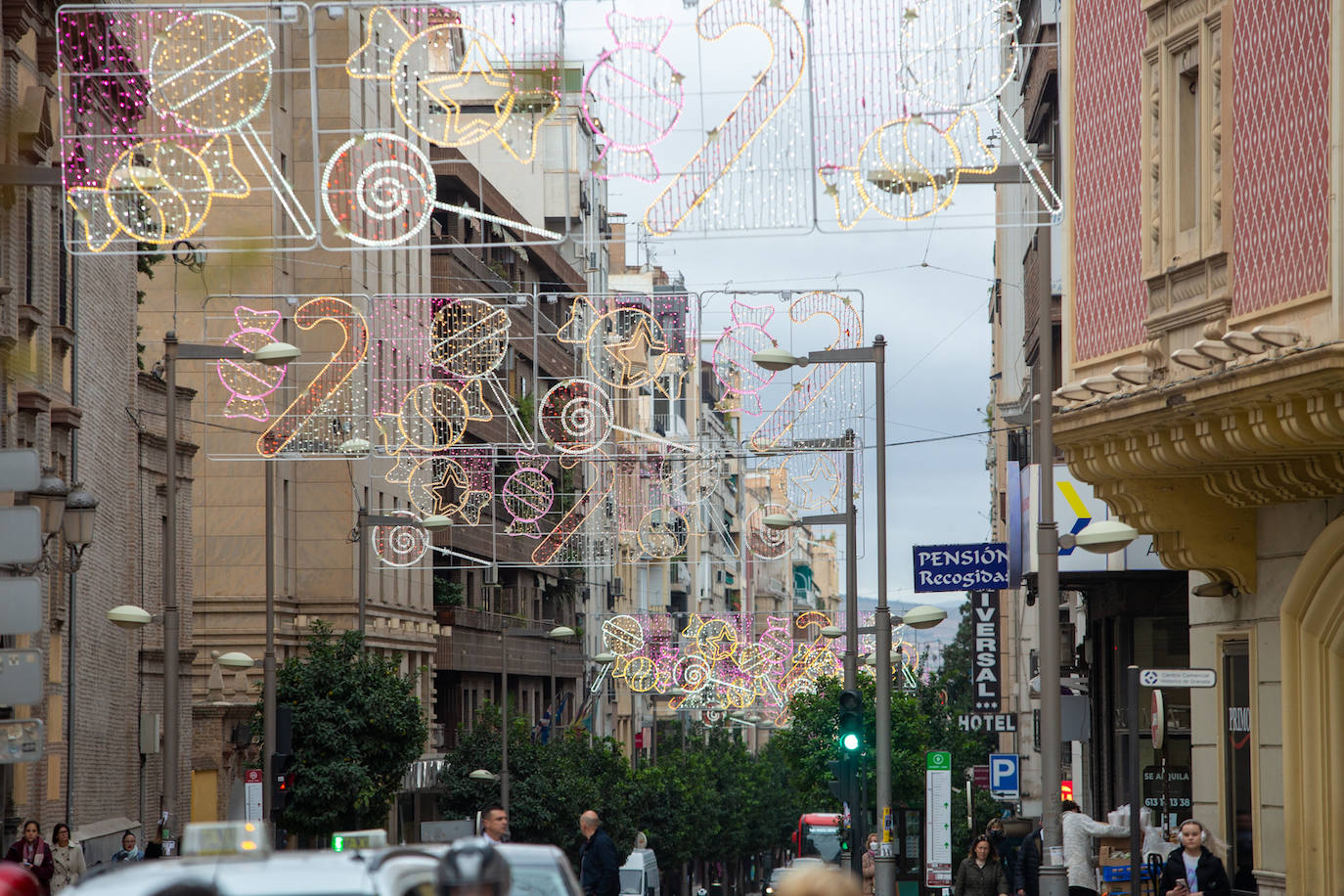 Aunque el alumbrado oficial se espera para el 2 de diciembre, Granada ya luce los adornos que en breve se encenderán para iluminar la ciudad en esta época festiva