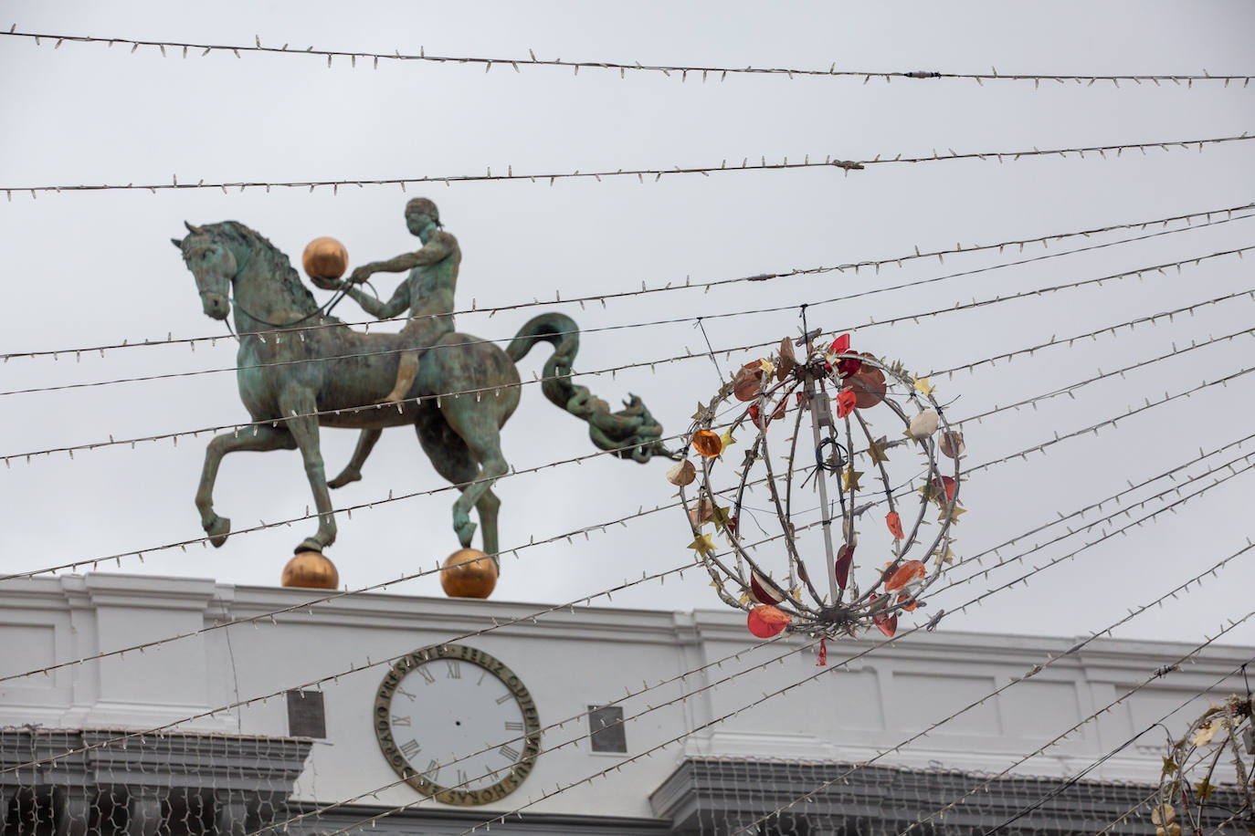 Aunque el alumbrado oficial se espera para el 2 de diciembre, Granada ya luce los adornos que en breve se encenderán para iluminar la ciudad en esta época festiva