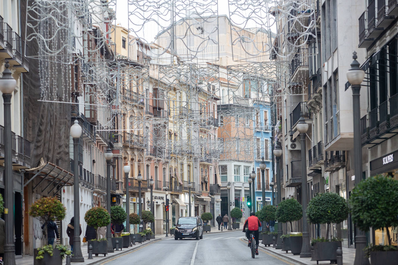 Aunque el alumbrado oficial se espera para el 2 de diciembre, Granada ya luce los adornos que en breve se encenderán para iluminar la ciudad en esta época festiva
