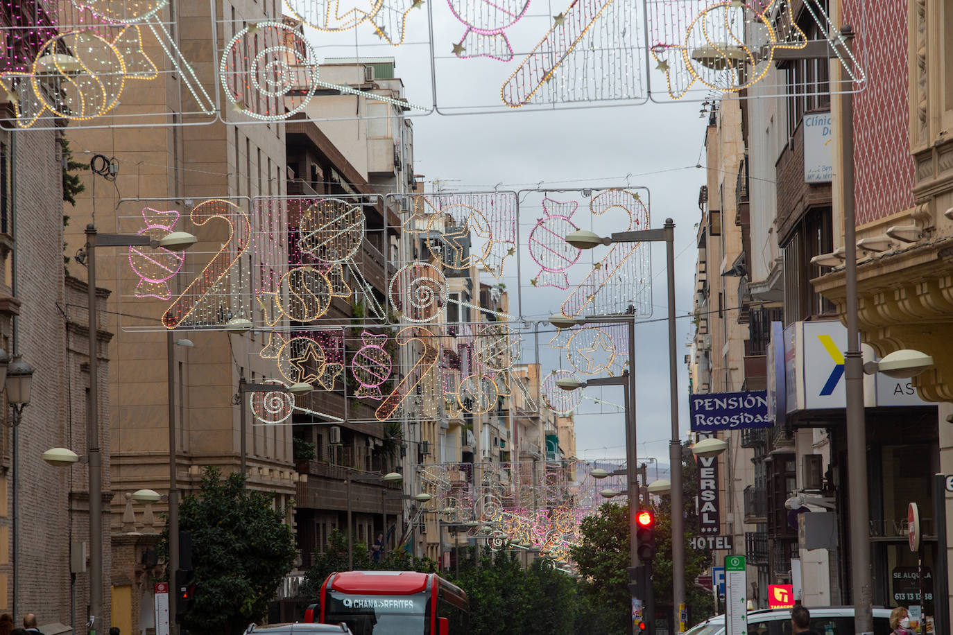 Aunque el alumbrado oficial se espera para el 2 de diciembre, Granada ya luce los adornos que en breve se encenderán para iluminar la ciudad en esta época festiva