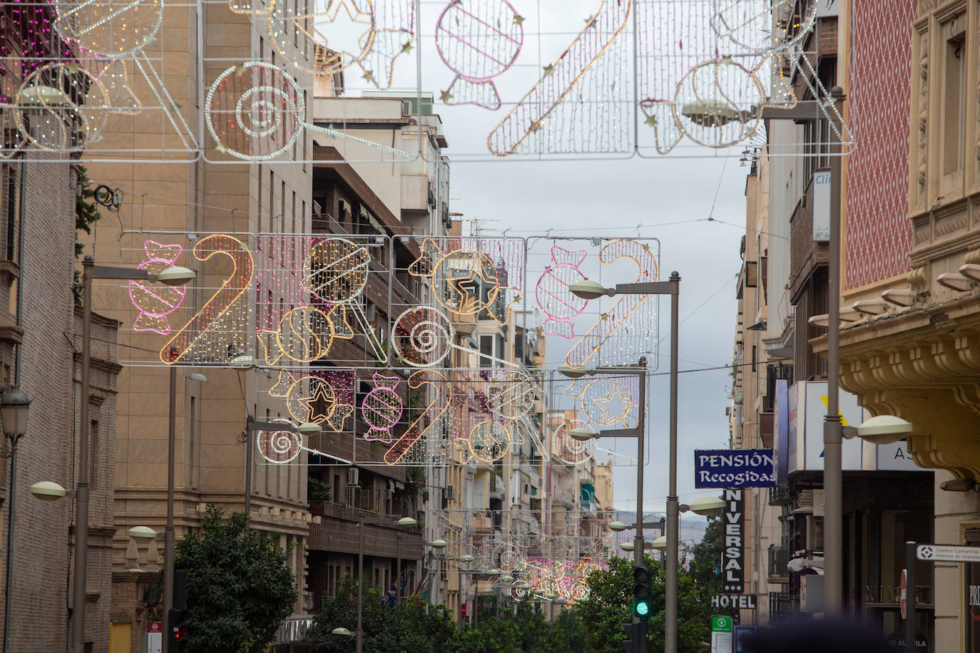 Aunque el alumbrado oficial se espera para el 2 de diciembre, Granada ya luce los adornos que en breve se encenderán para iluminar la ciudad en esta época festiva