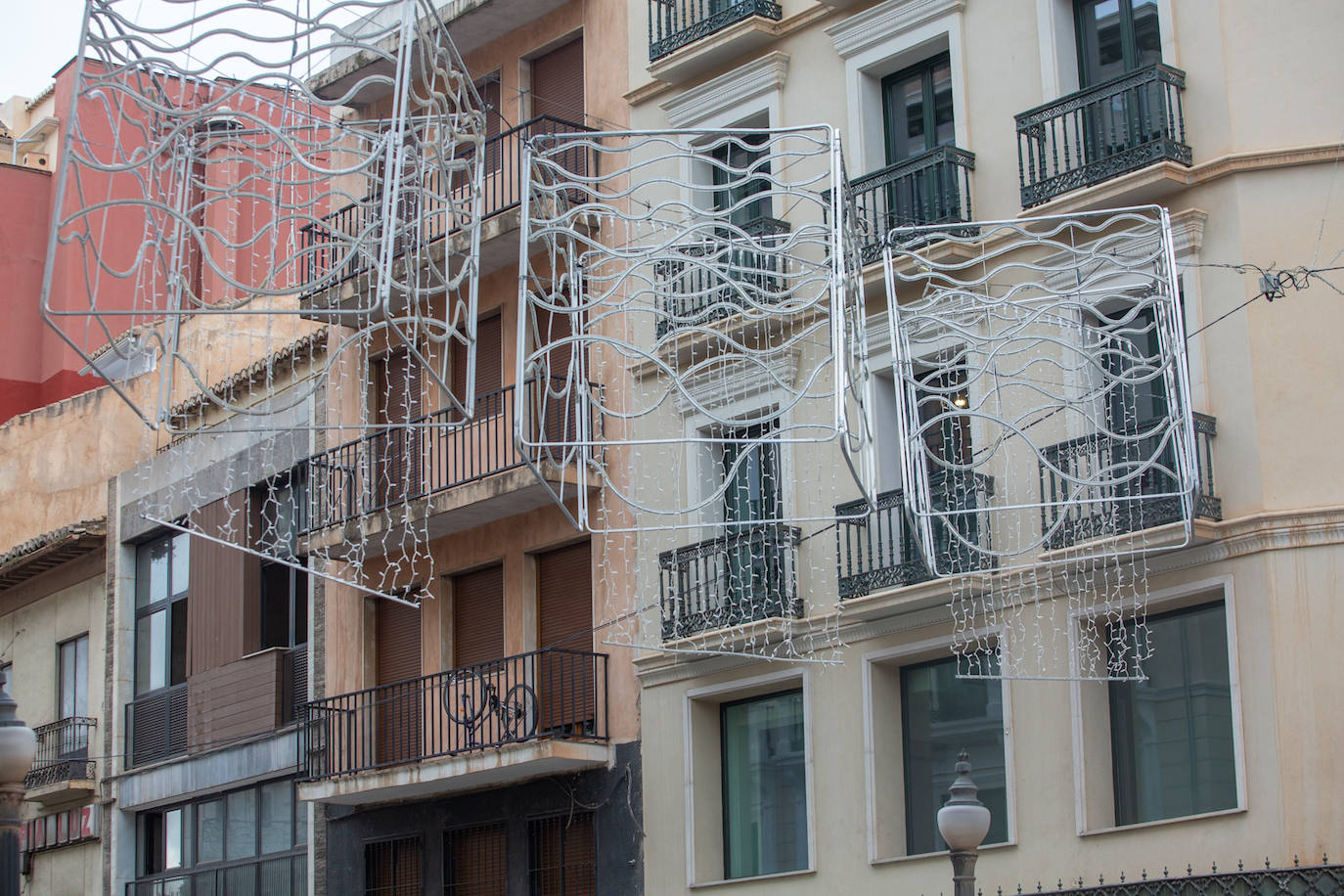 Aunque el alumbrado oficial se espera para el 2 de diciembre, Granada ya luce los adornos que en breve se encenderán para iluminar la ciudad en esta época festiva