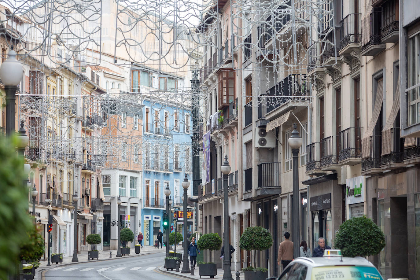 Aunque el alumbrado oficial se espera para el 2 de diciembre, Granada ya luce los adornos que en breve se encenderán para iluminar la ciudad en esta época festiva