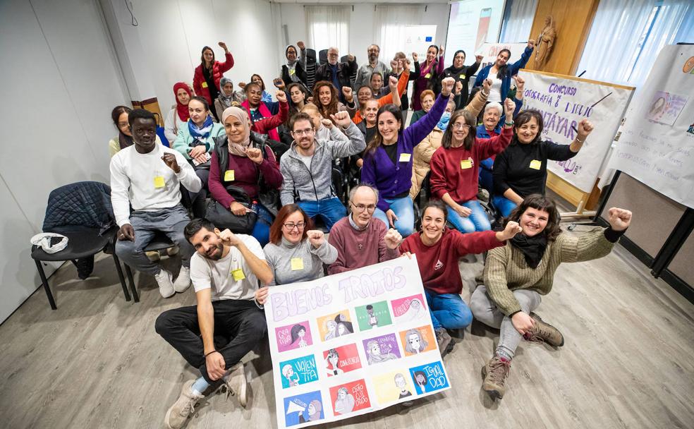 La comunidad que forma Alfa, ALmanjáyar en Familia, en un descanso de las 'Jornadas por los Buenos Tratos'.