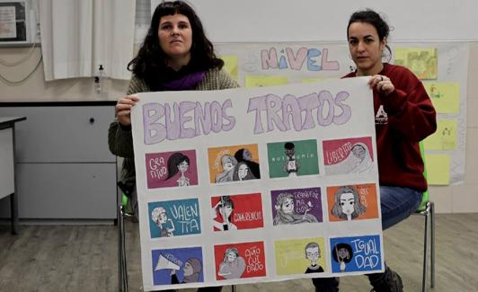 Paula e Inma, con el cartel de los buenos tratos confeccinado esta semana en Alfa.