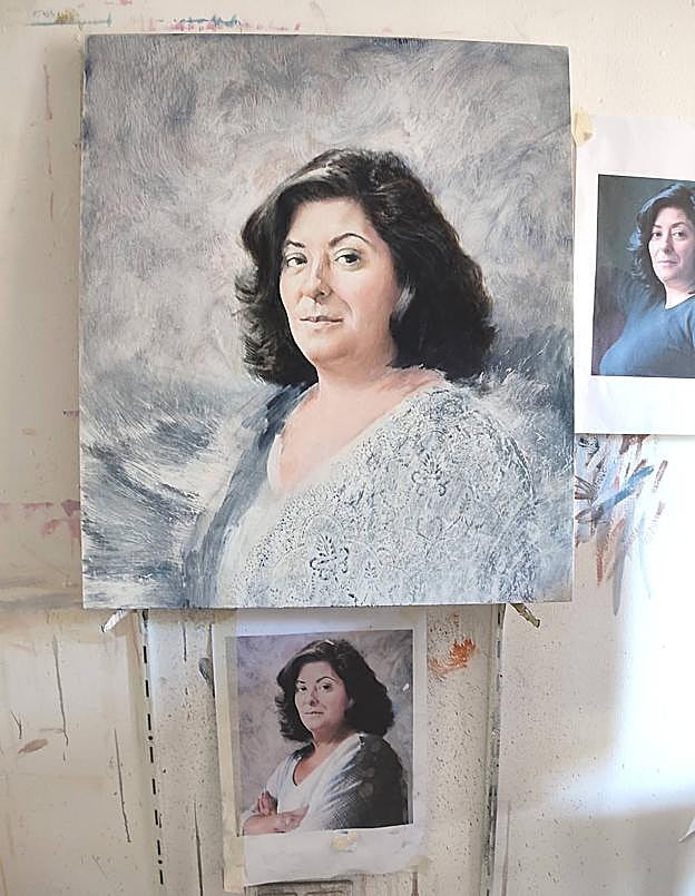 Retrato de Almudena Grandes y foto en la que se inspiró Juan Vida. 