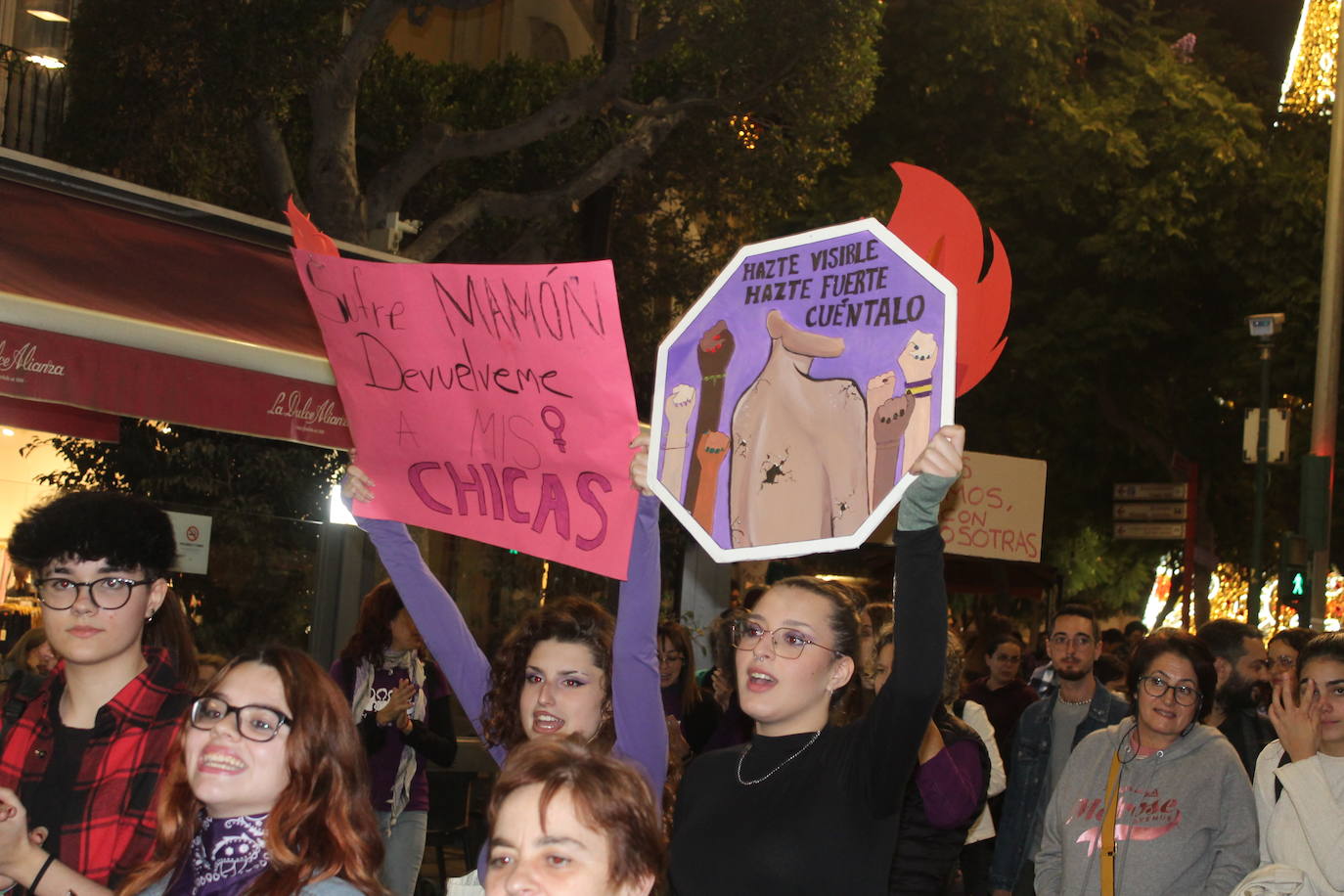 Cientos de almerienses han recorrido las calles de la capital por el Día Internacional Contra la Eliminación de la Violencia Machista.