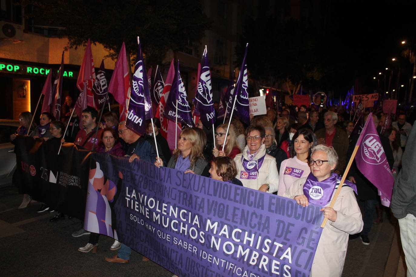 Cientos de almerienses han recorrido las calles de la capital por el Día Internacional Contra la Eliminación de la Violencia Machista.