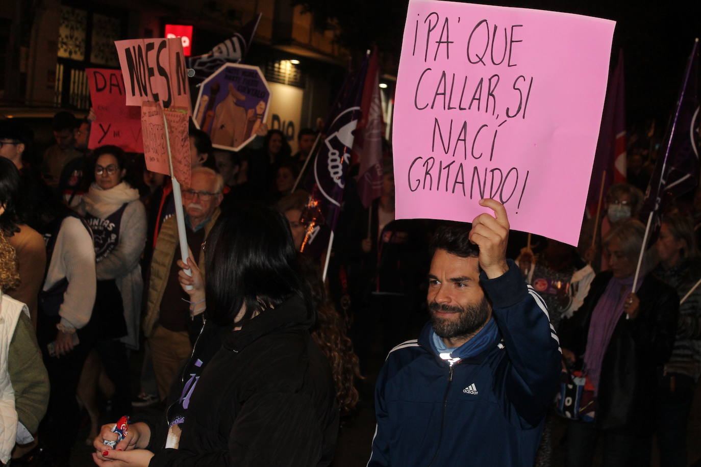 Cientos de almerienses han recorrido las calles de la capital por el Día Internacional Contra la Eliminación de la Violencia Machista.