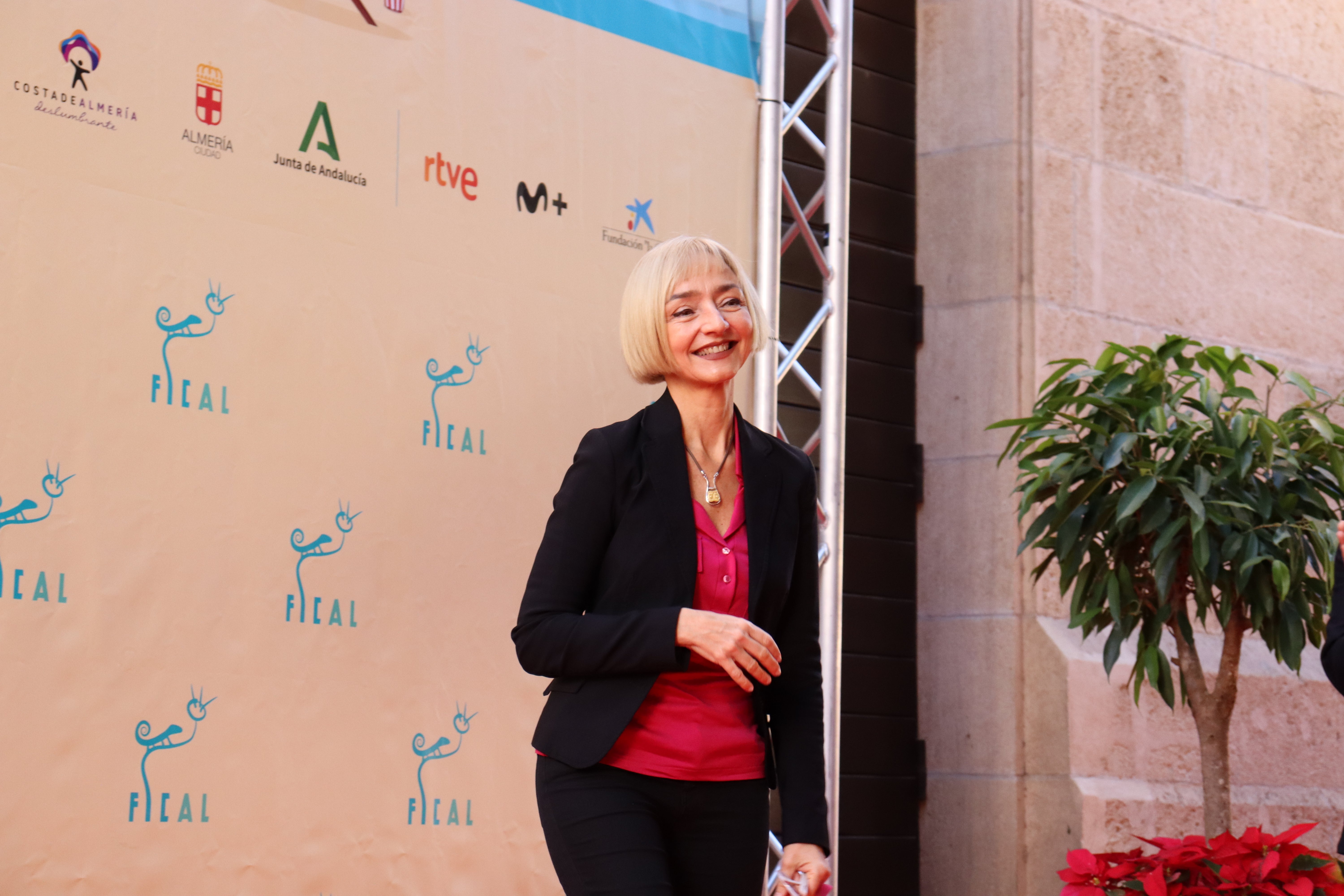 María de Medeiros descubre su lucero en el Paseo de la Fama frente al publico almeriense