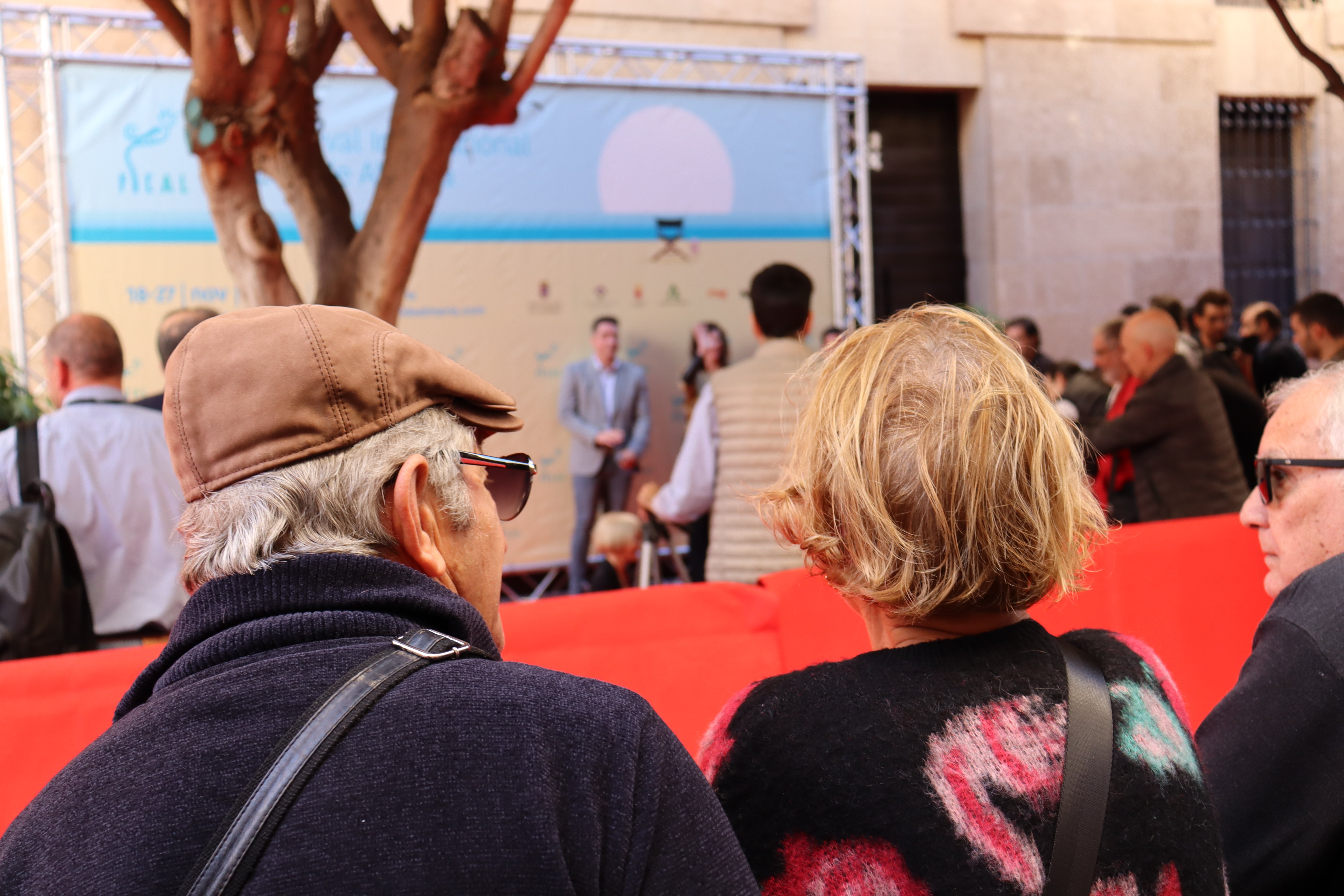 María de Medeiros descubre su lucero en el Paseo de la Fama frente al publico almeriense