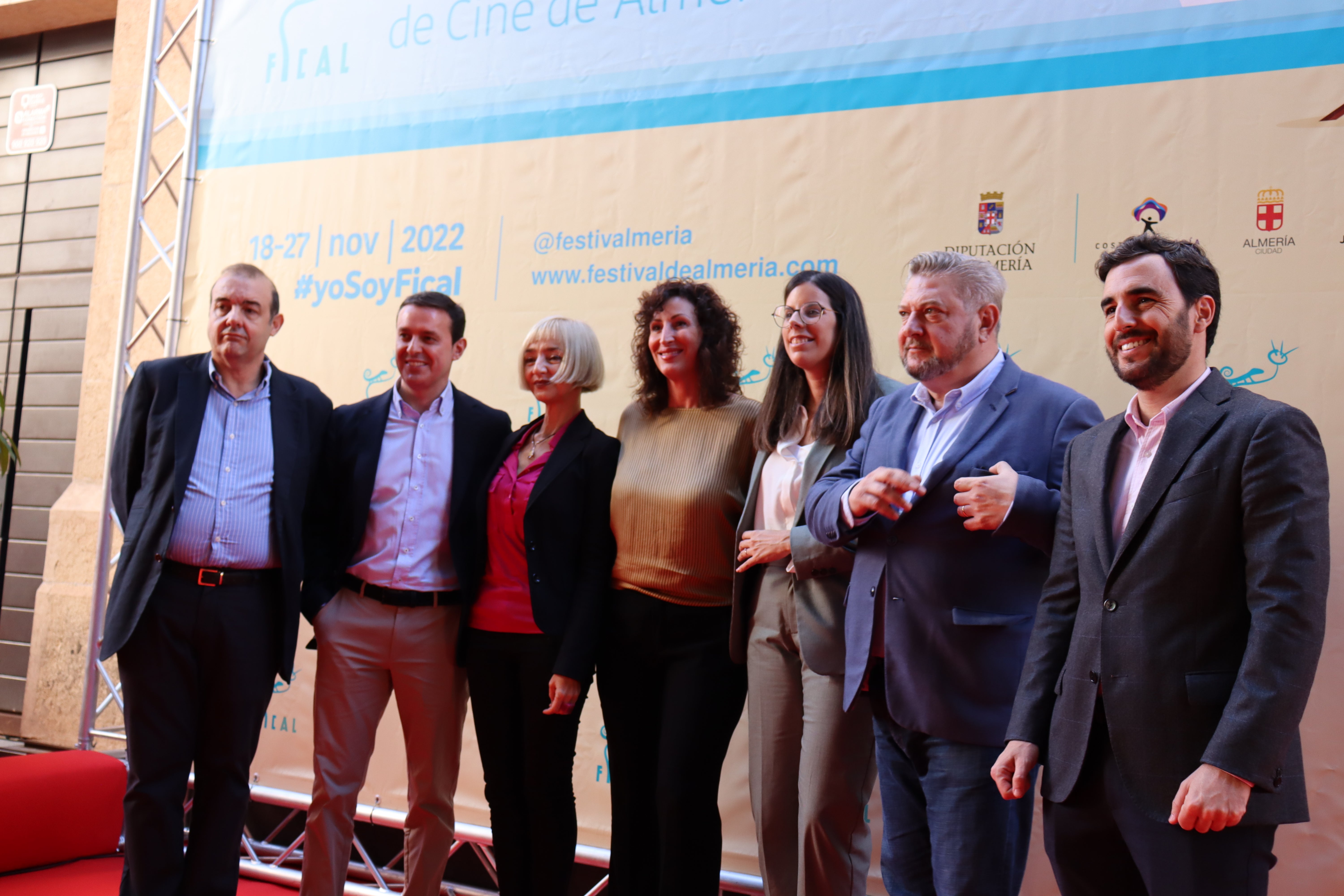 María de Medeiros descubre su lucero en el Paseo de la Fama frente al publico almeriense