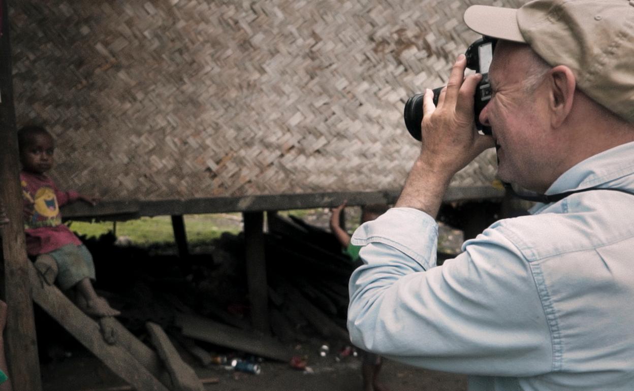 Steve McCurry, con su cámara. 