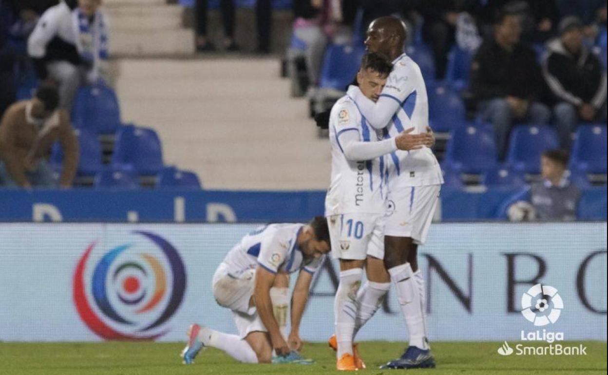 Arnáiz y Nyom se abrazan tras un partido. 