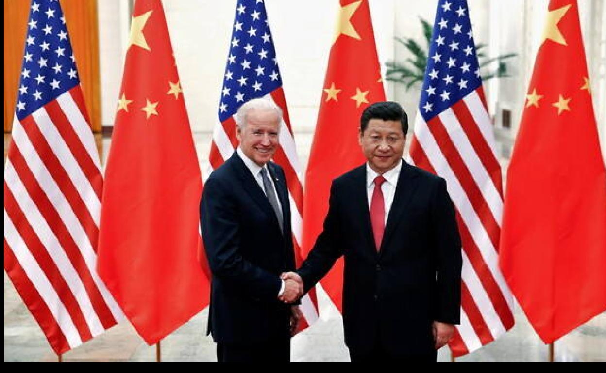 El presidente de EE UU, Joe Biden (izq.), y el presidente de China, Xi Jinping, en una imagen de archivo. 