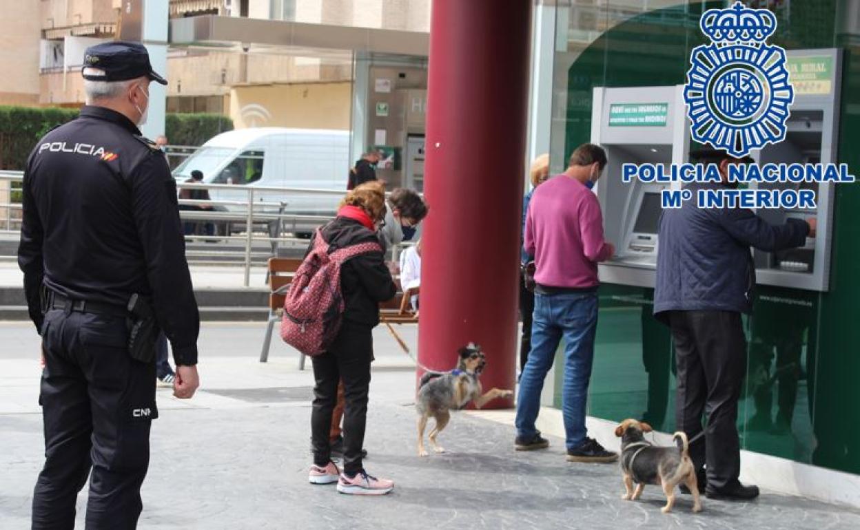 Un agente de la Policía Nacional vigila unos cajeros