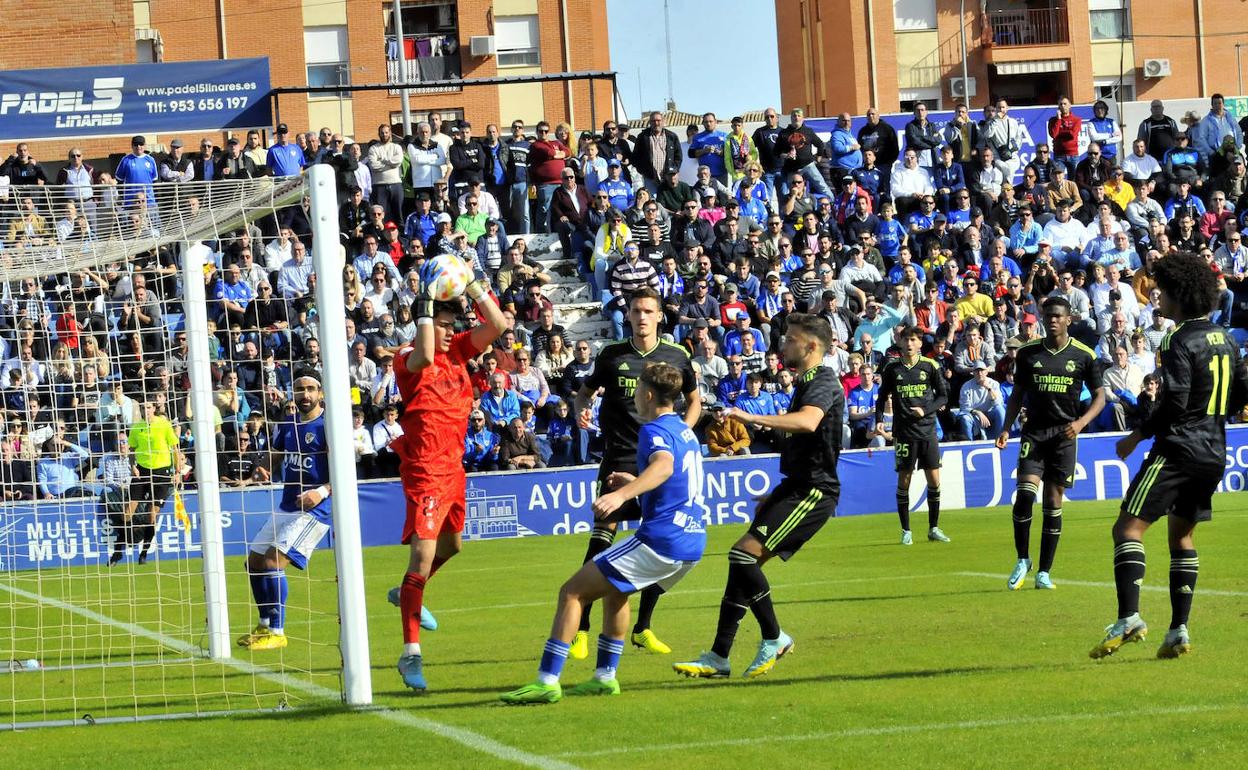 Mario de Luis ha sido el primer portero que deja su portería a cero frente al Linares este año. 