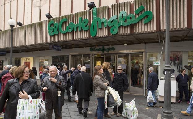 Entrada de El Corte Inglés de la Carrera de la Virgen.