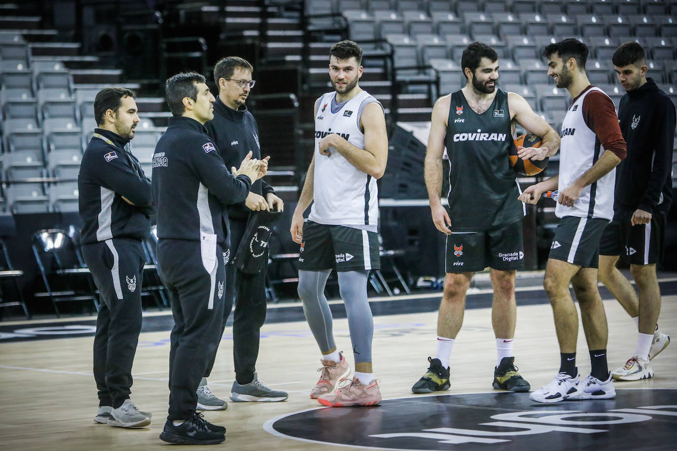 Luke Maye, que a la derecha conversa con Jacobo Díaz, se sumó al entrenamiento de hoy de cinco contra cinco.