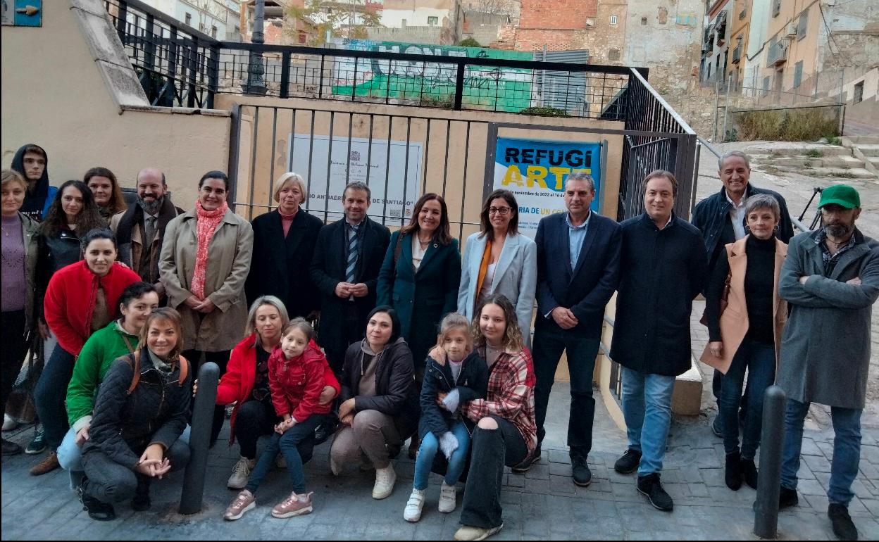 Autoridades, artistas y miembros del colectivo organizador a las puertas del refugio en Jaén. 