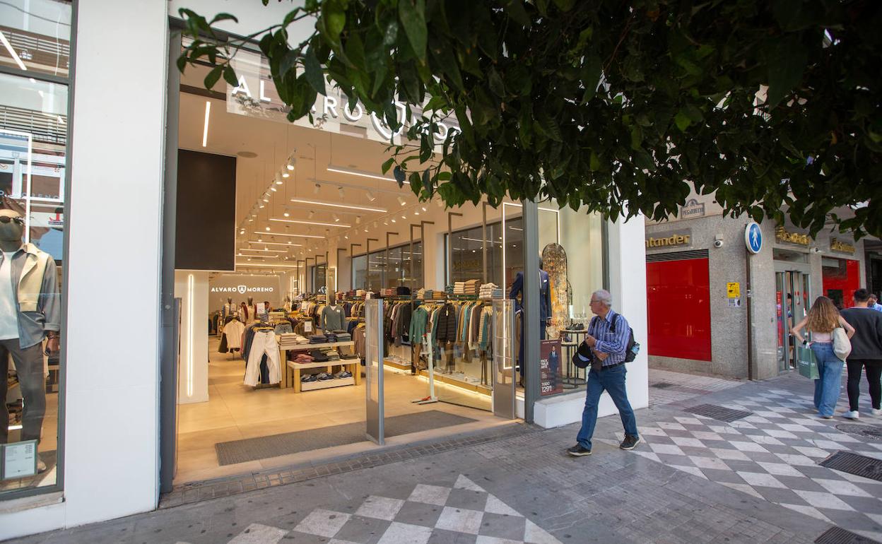 Un comercio en el centro de Granada. 