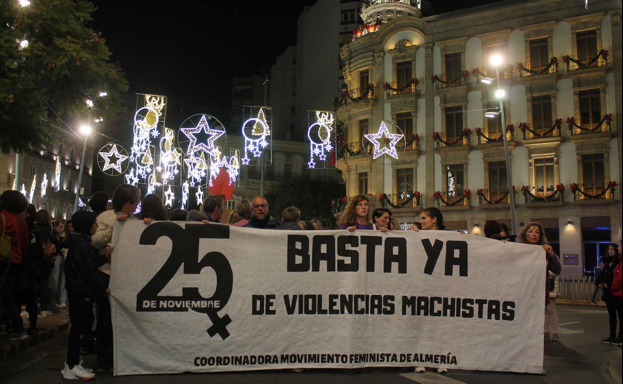 Manifestación del 25N en Almería, con el alumbrado navideño de fonod.