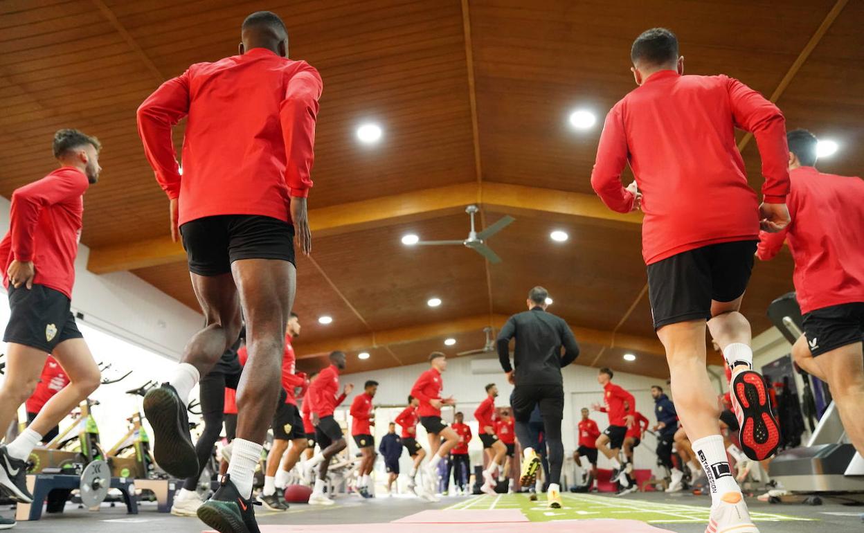 Los rojiblancos trabajan en el gimnasio. 