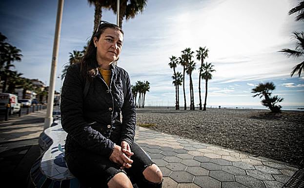 Mirela, que es cocinera en Almuñécar, aún tiene pesadillas por los días que pasó injustamente entre rejas. 