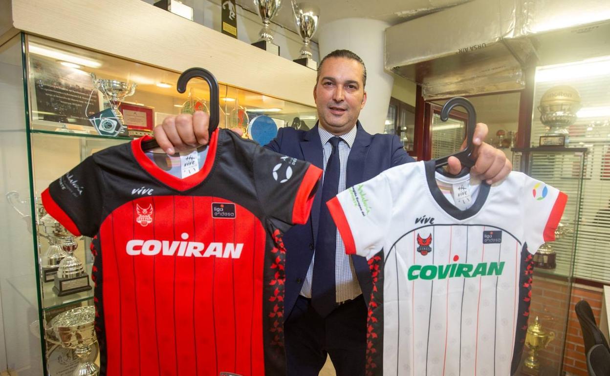 Óscar Fernández-Arenas muestra las camisetas de manga corta del Covirán.