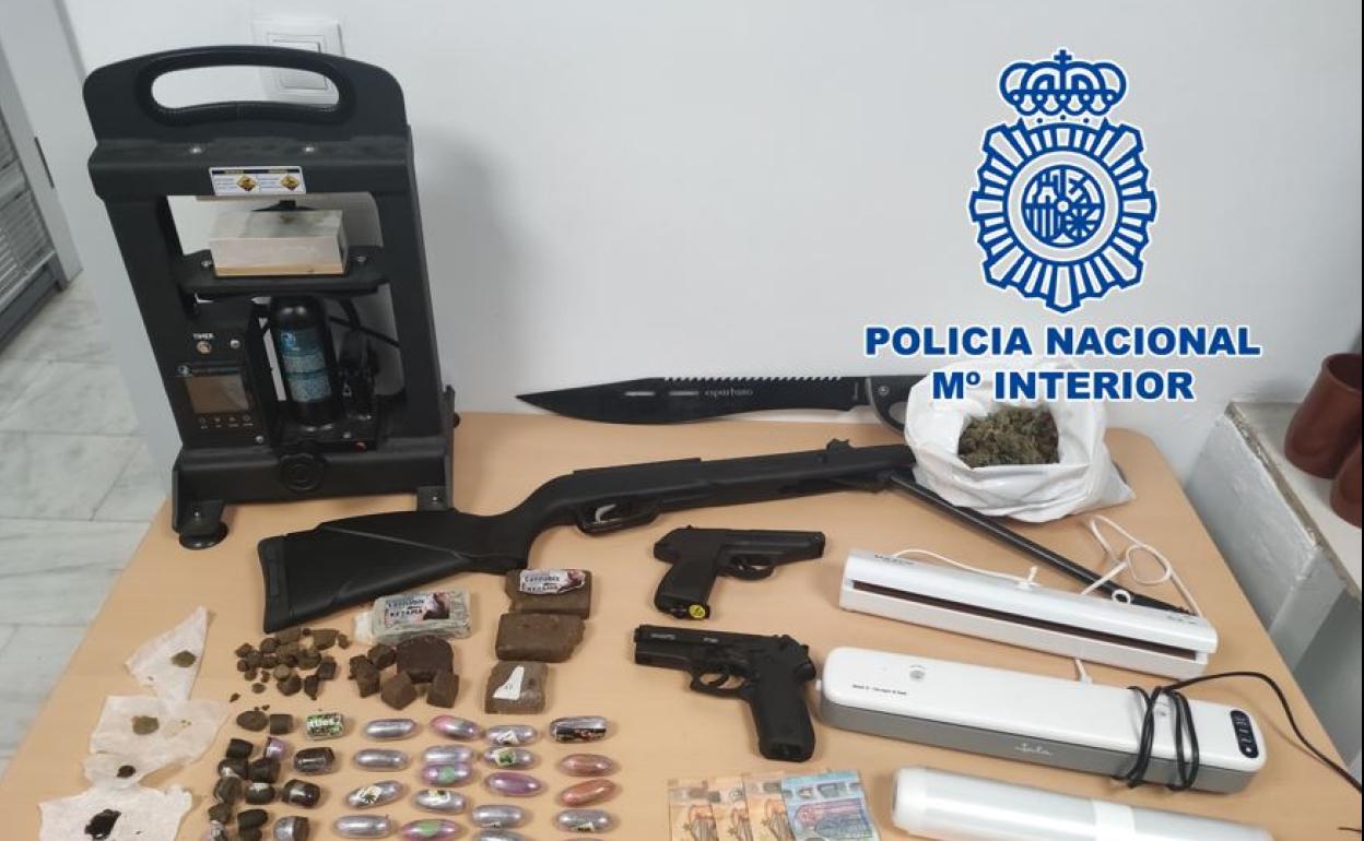 Amenazan y agreden a la Policía tras descubrir armas y droga en un cortijo de Torrenueva